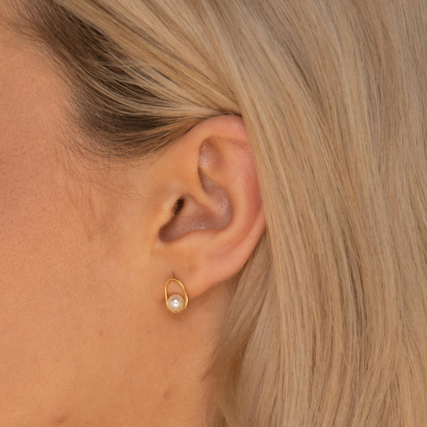 Floating Pearl Circular Stud Earrings - Camile & Stone