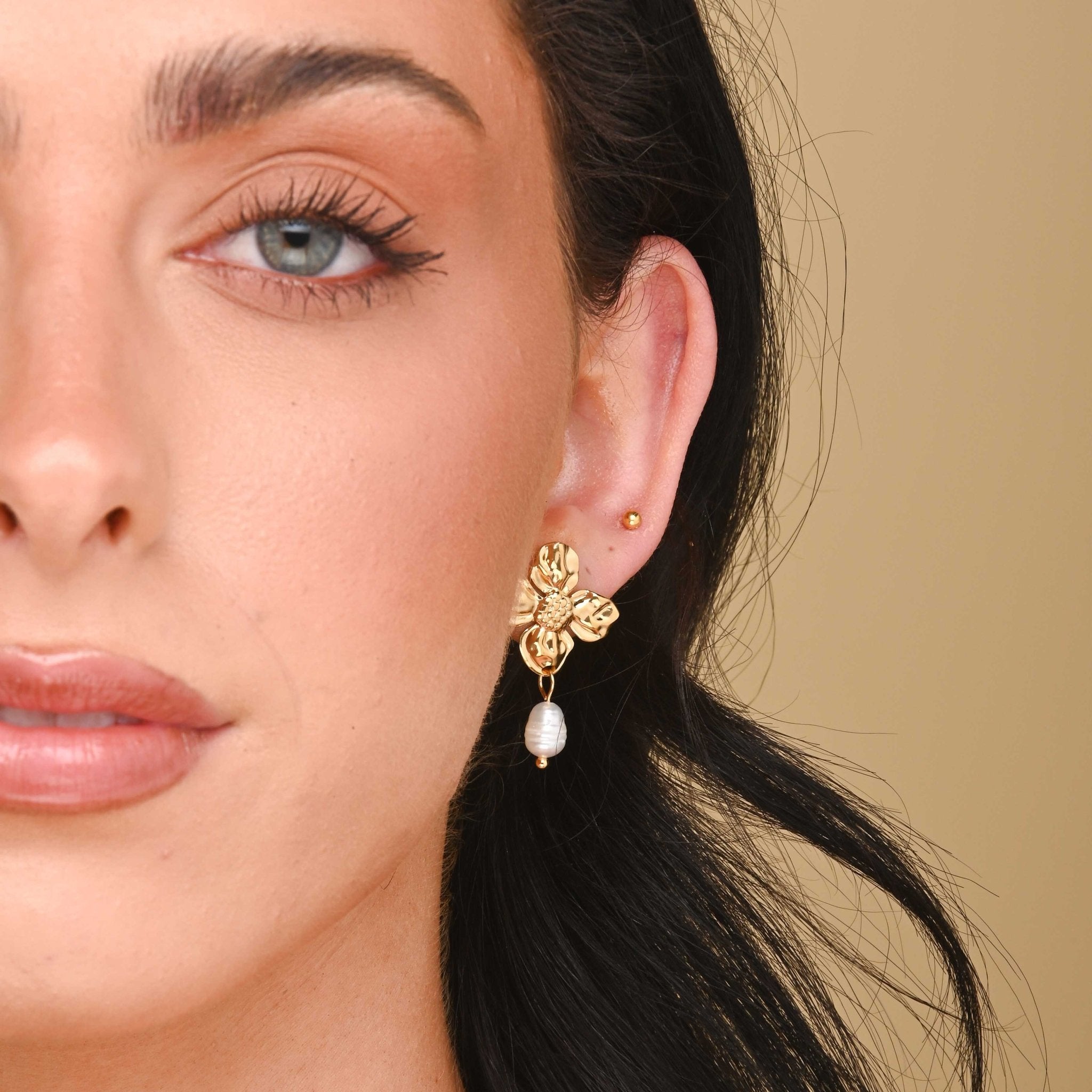 Riley Flower Pearl Stud Earrings - Camile & Stone