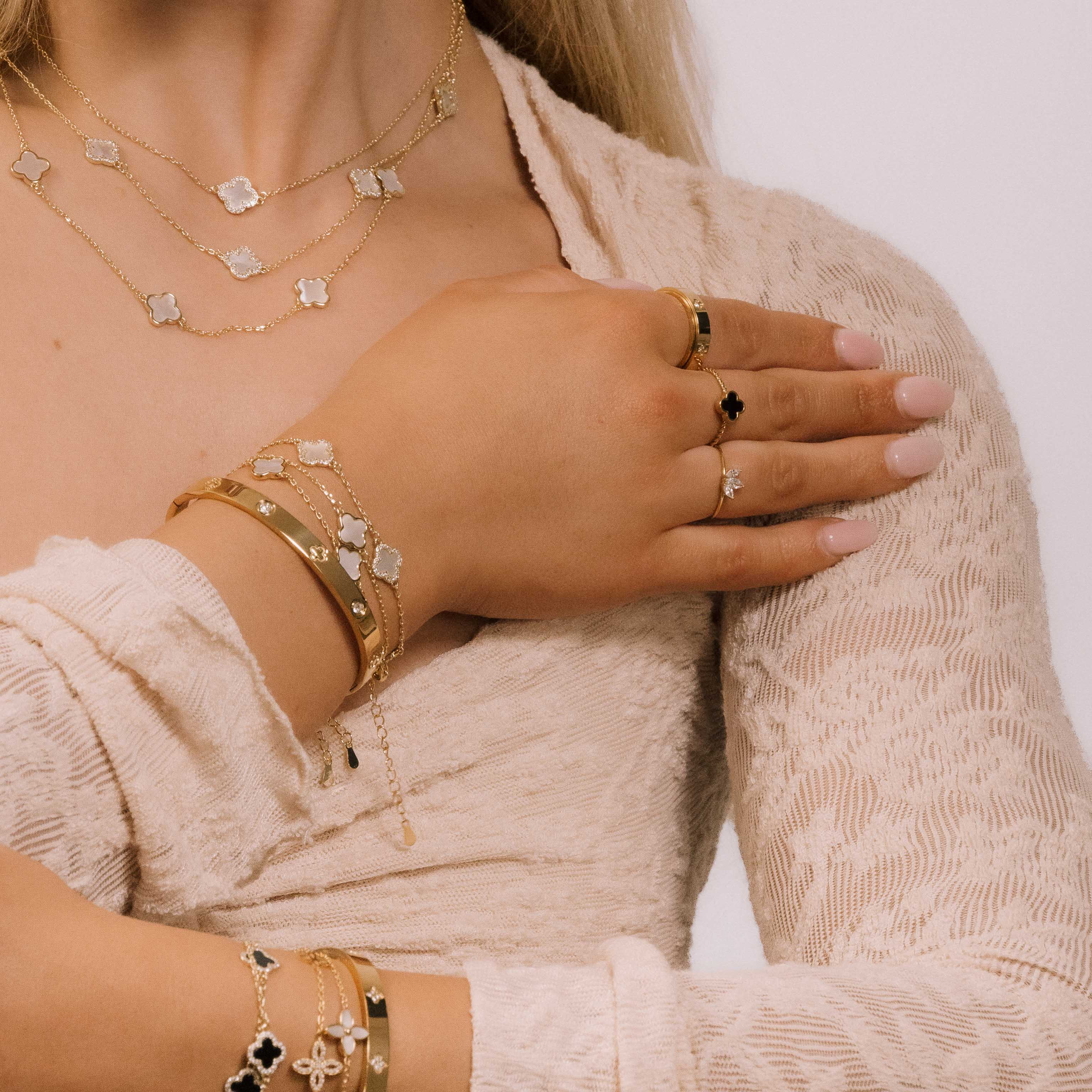 Clover Noir Twist Stacker Ring