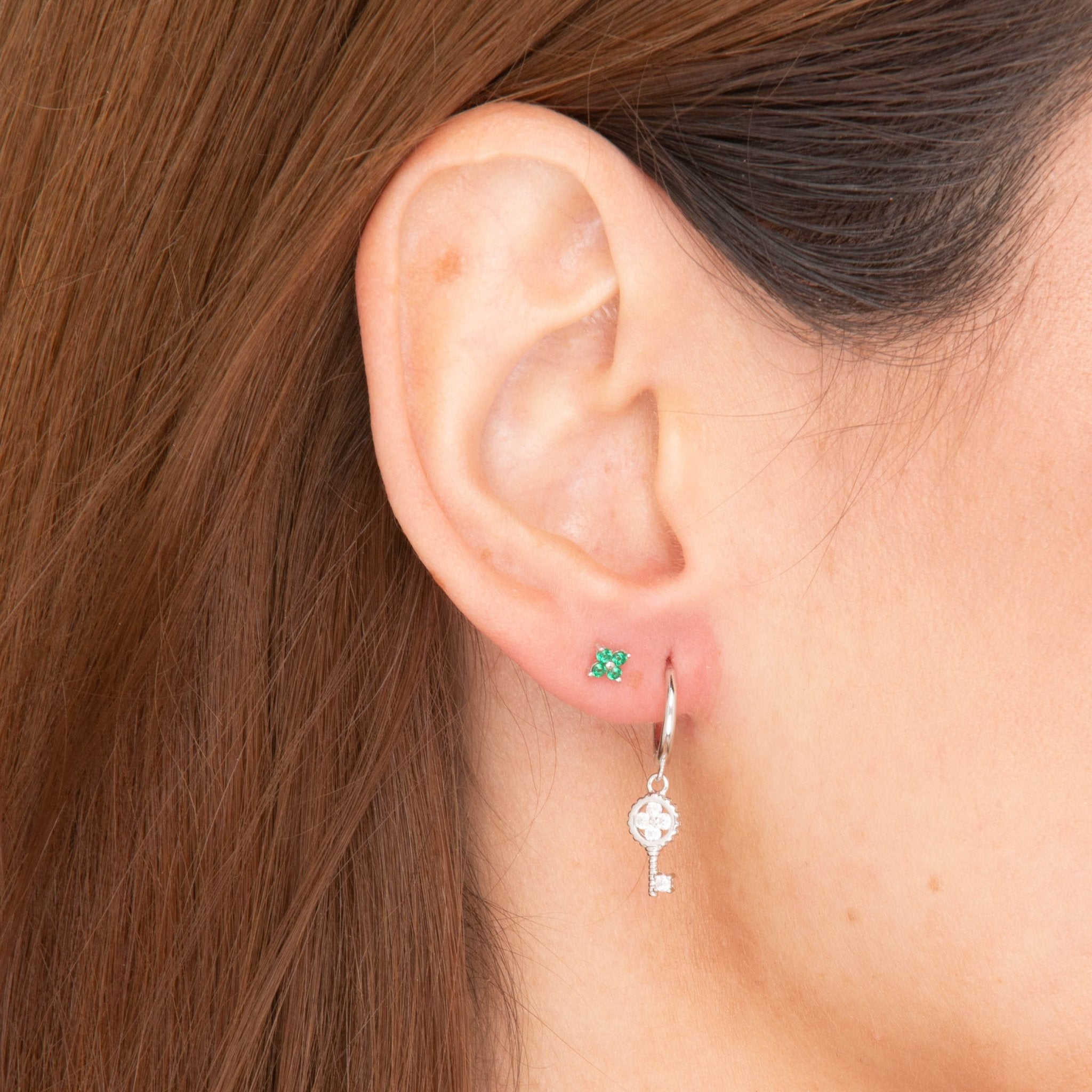 Emerald Clover Barbell Cartilage Earrings - Camile & Stone